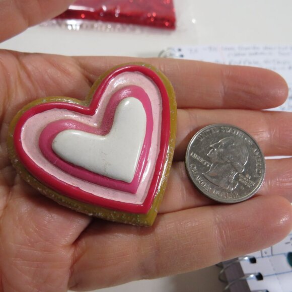 Valentines (6) Glittered Fabric bags & (4) "Cookie resin Magnets - Picture 3 of 12